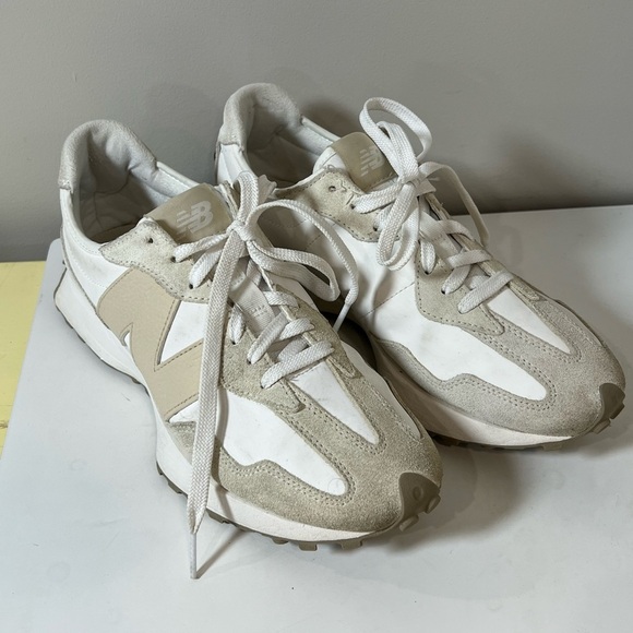 New Balance 327 Size 9.5 Cream and White Athletic Shoes Great Condition - Picture 2 of 10